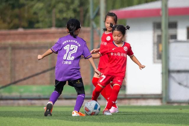 哈格里夫斯：琼斯的场上位置有点靠后